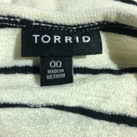 2 for $20 TORRID Scoop Neck Short Sleeve Button Front size 00 - Picture 8 of 10